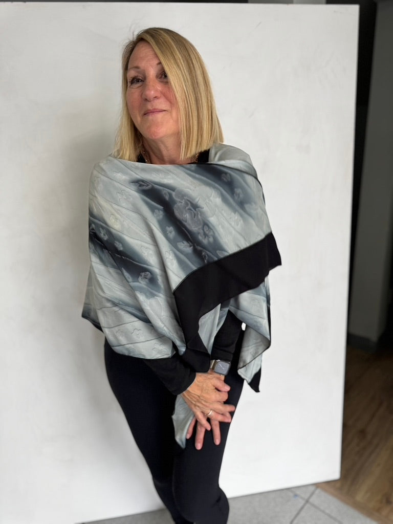 SILK TRIANGLED RUANA - TRSP771